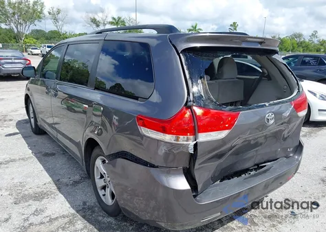2013 Toyota Sienna Le V6 8 Passenger z USA, uszkodzony, nr VIN 5TDKK3DC3DS340609